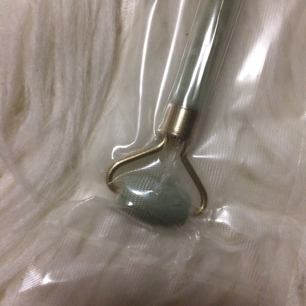 NWT Jade Roller Green Gift Skincare Spa Christmas Gift Stocking Stuffer Holiday - Picture 3 of 5